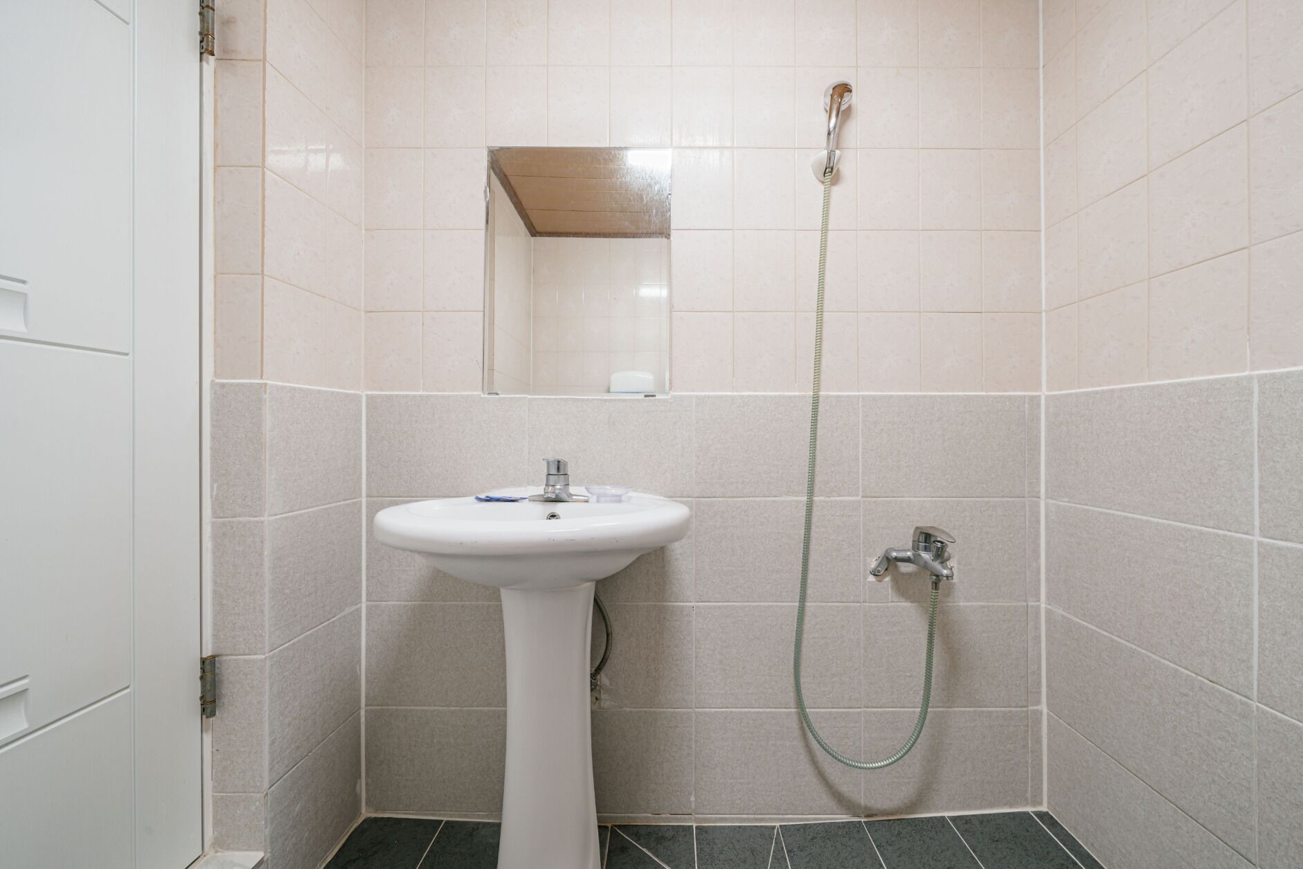 deluxe double room | bathroom | shower, free toiletries, hair dryer, slippers