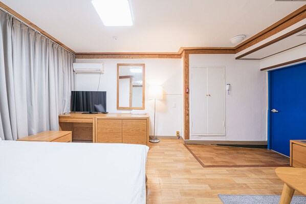 Escritorio, wifi gratis y ropa de cama 