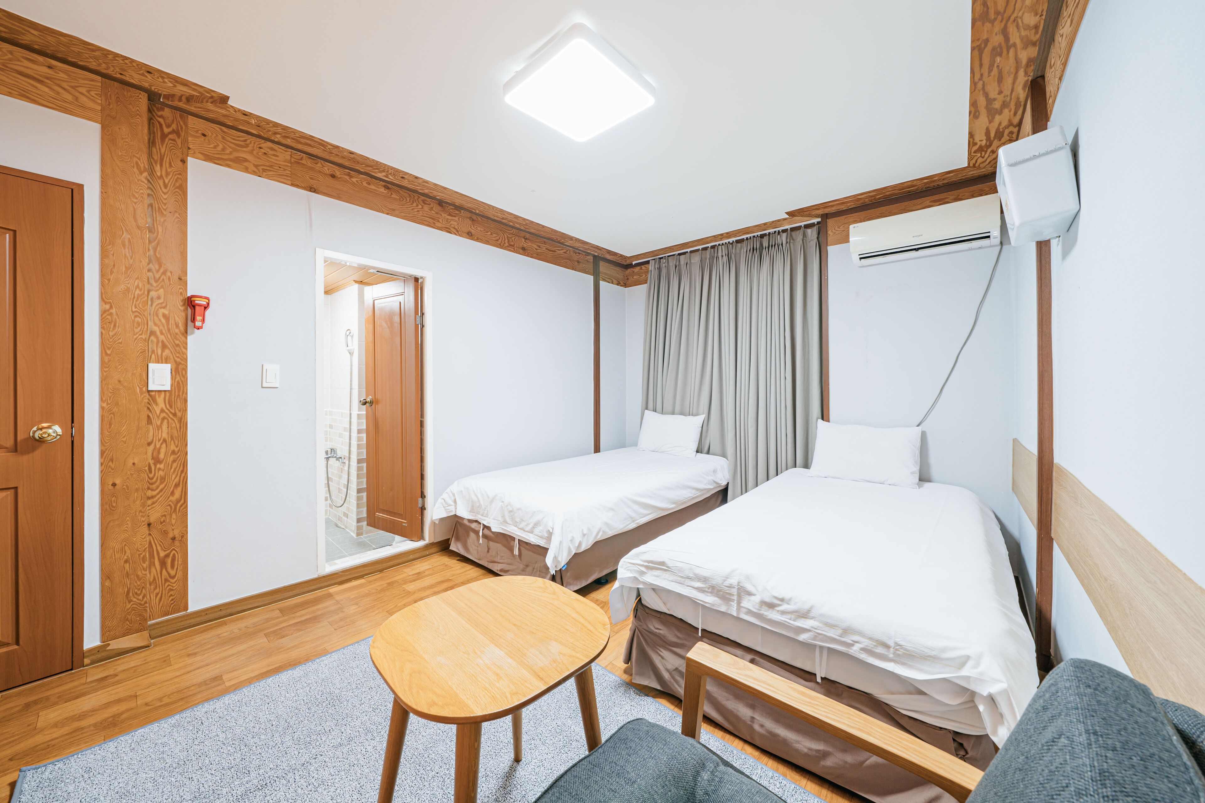 standard twin room | desk, free wifi, bed sheets