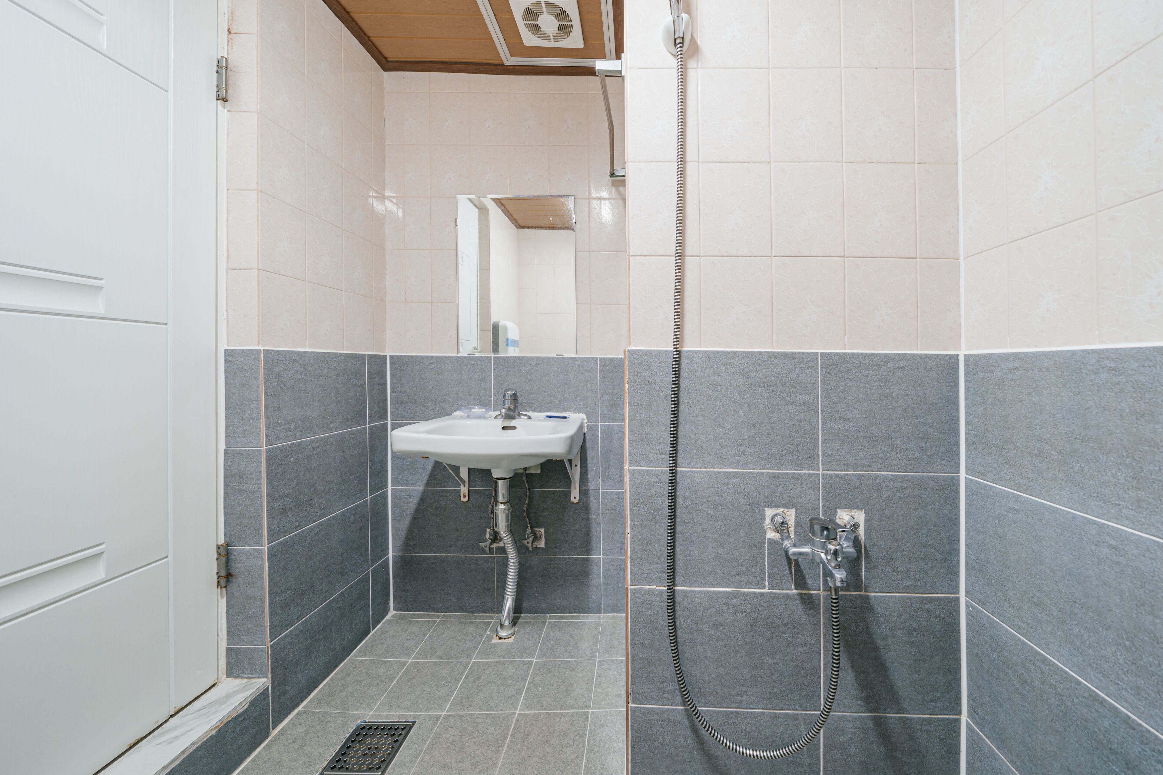 standard double room | bathroom | shower, free toiletries, hair dryer, slippers