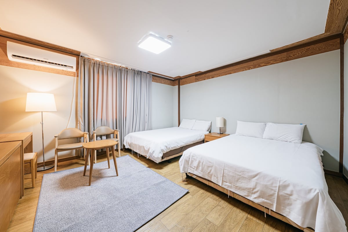 Habitación familiar con 2 camas individuales | Escritorio, wifi gratis, ropa de cama
