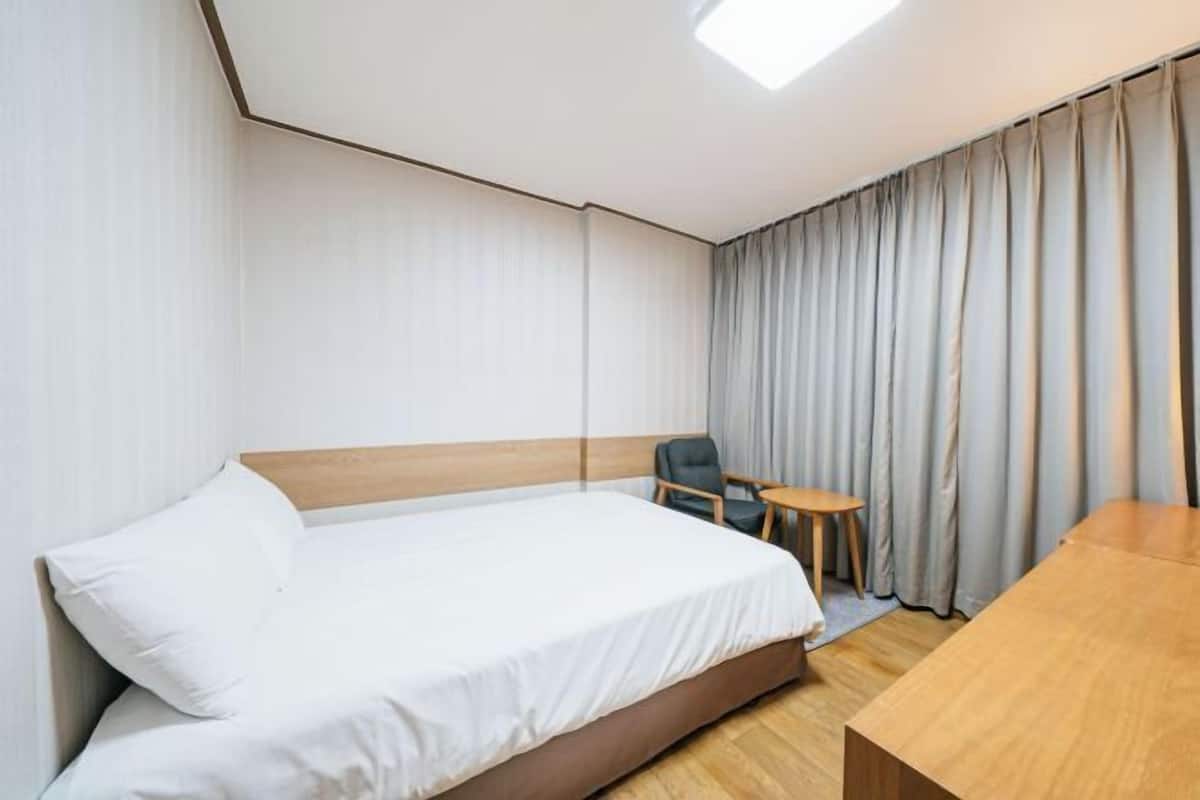 Escritorio, wifi gratis, ropa de cama
