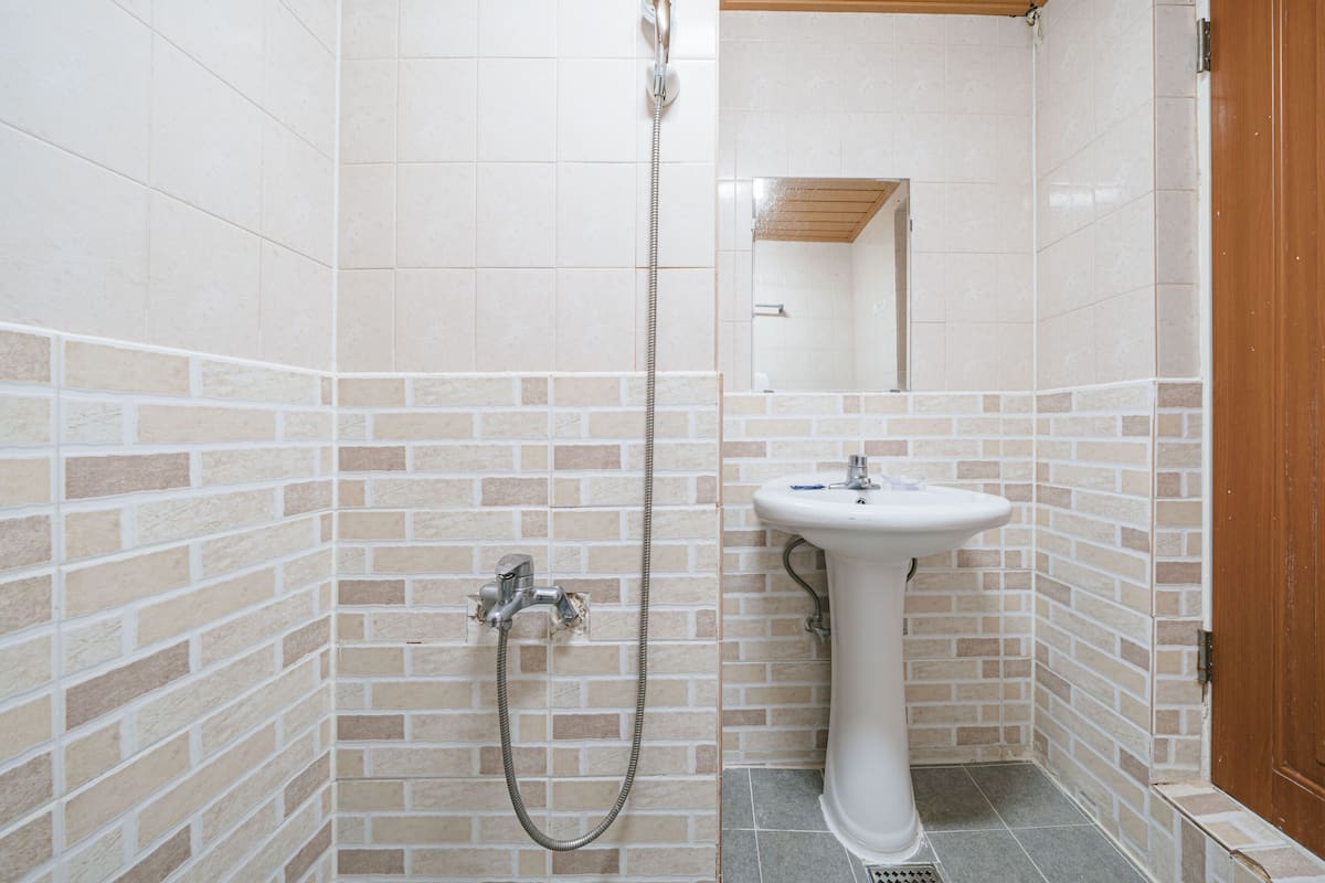 standard twin room | bathroom | shower, free toiletries, hair dryer, slippers