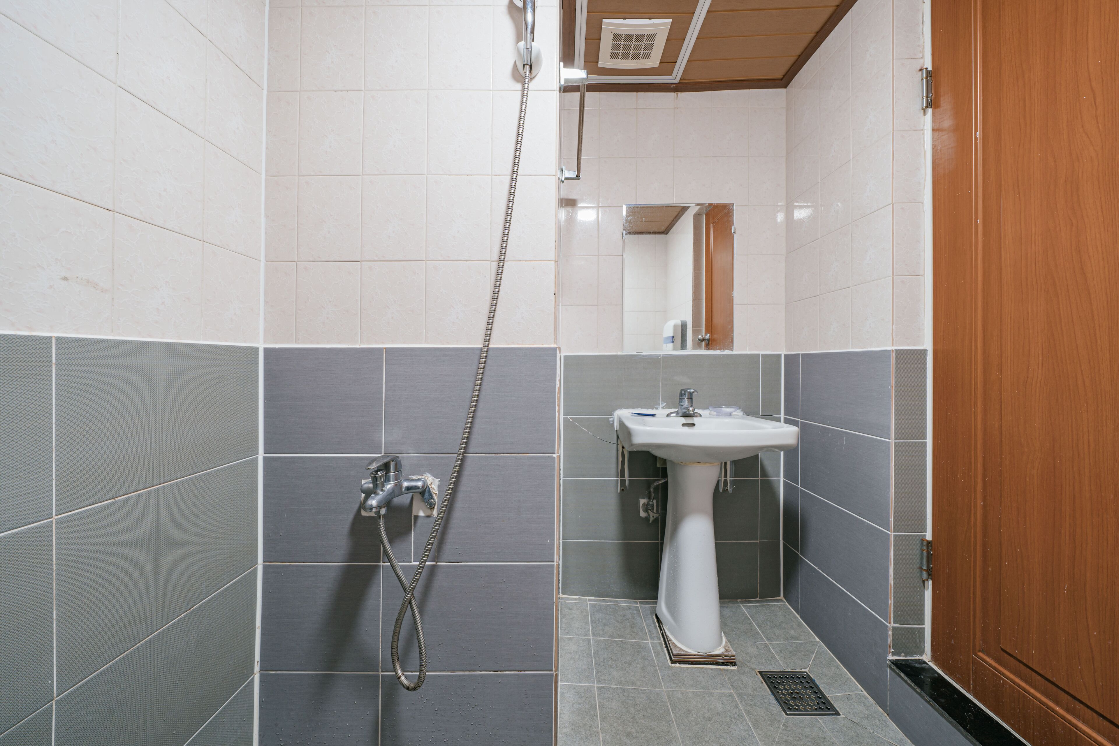 business single room | bathroom | shower, free toiletries, hair dryer, slippers