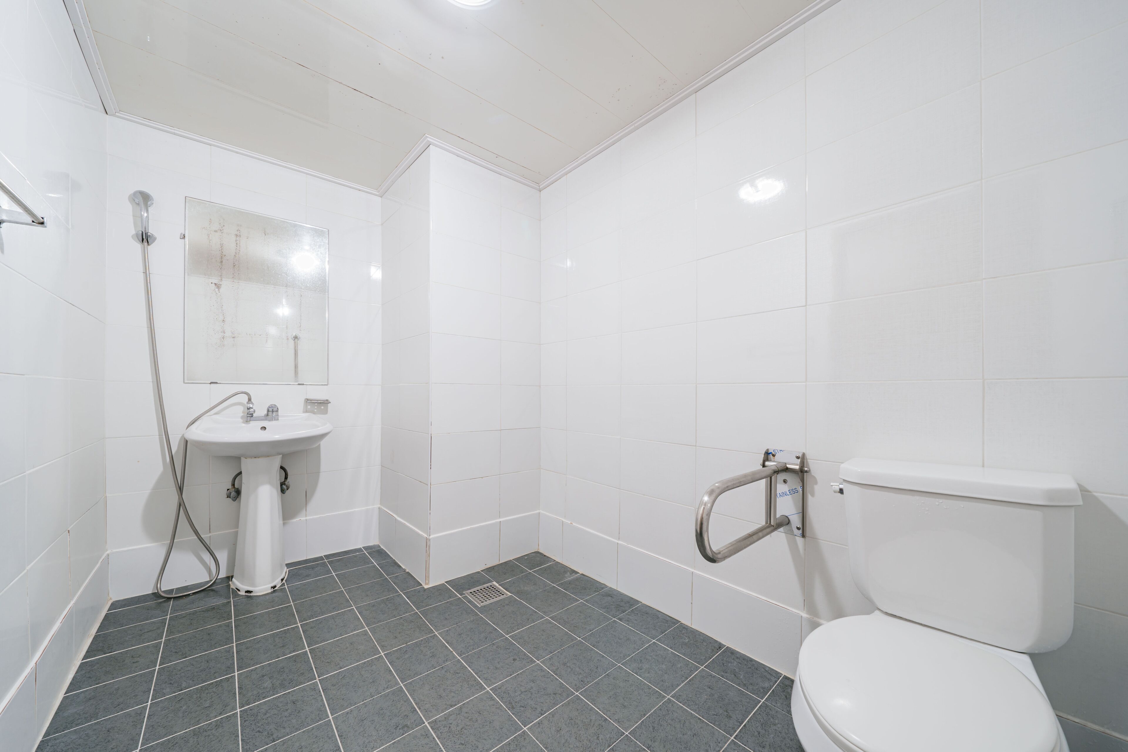 deluxe twin room | bathroom | shower, free toiletries, hair dryer, slippers