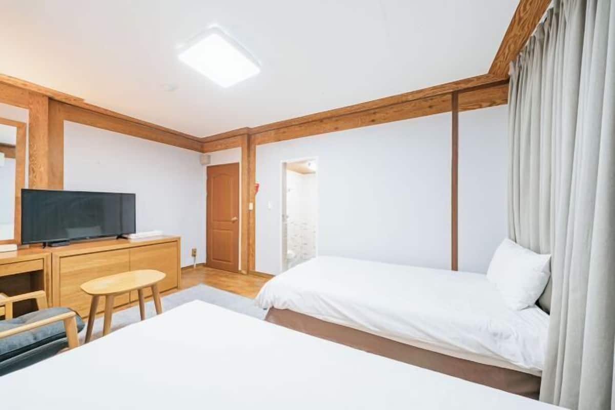 Escritorio, wifi gratis, ropa de cama