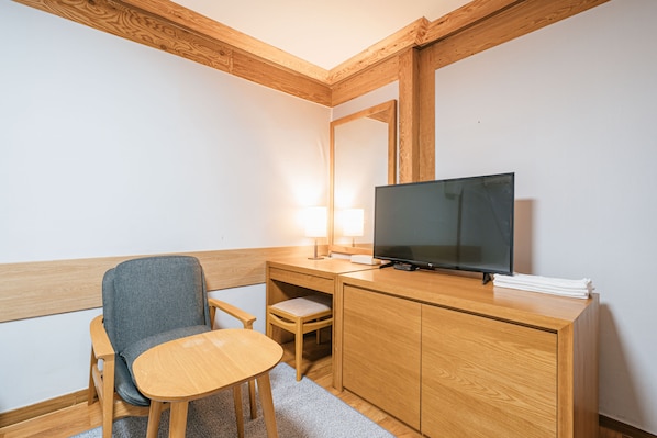 Escritorio, wifi gratis y ropa de cama