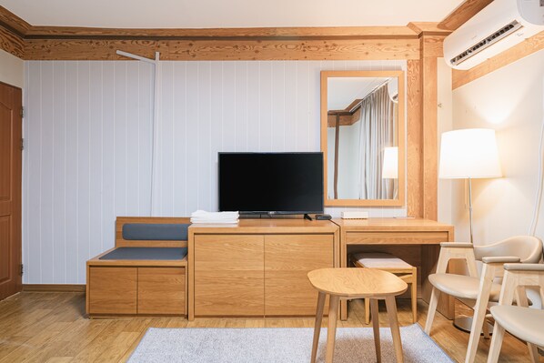 Escritorio, wifi gratis y ropa de cama 