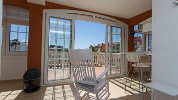 Ático, 3 habitaciones, terraza, vistas al mar | Sala de estar | Una televisión de pantalla plana