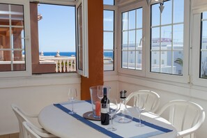 顶层房, 3 间卧室, 露台, 海景 | 客房内用餐