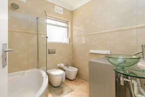 Premier Apartment, 2 Bedrooms, Beach View | Bathroom