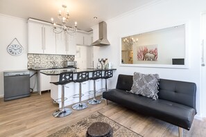 Premier Apartment, 2 Bedrooms, Beach View | Living area