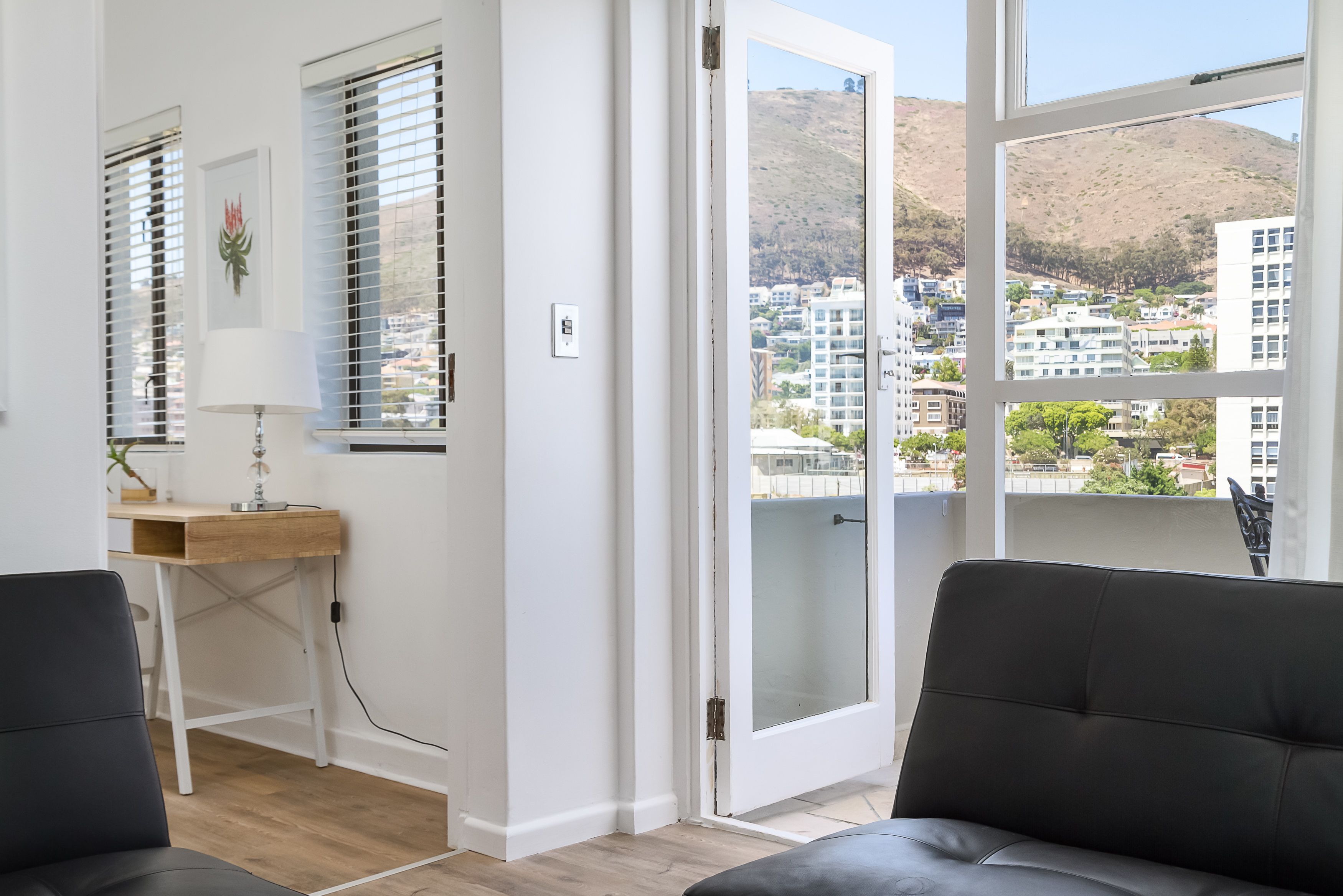 2 habitaciones, escritorio, tabla de planchar con plancha y cunas 