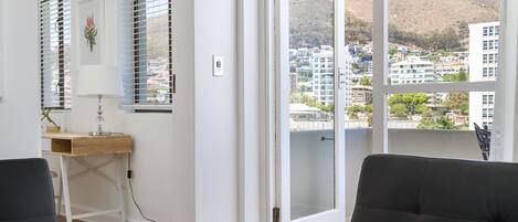 2 habitaciones, escritorio, tabla de planchar con plancha y cunas