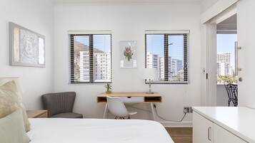 Căn hộ Premier, 2 phòng ngủ, quang cảnh bãi biển | 2 phòng ngủ, bàn, bàn ủi/dụng cụ ủi quần áo