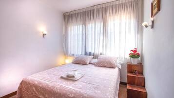 2 bedrooms, bed sheets