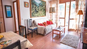 A cozy living room with a sofa, chairs, a coffee table, and a painting on the wall. - 2 bedroom beautiful apartment in Pineda de Mar (Pineda de Mar)