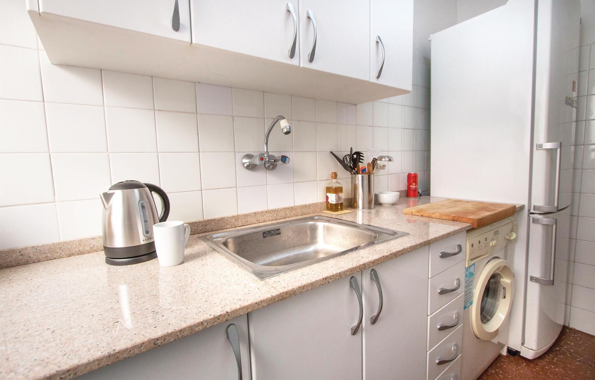 Frigorífico, placa de cocina y cafetera o tetera