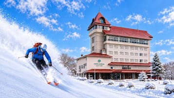 A ski resort with a building labeled 'Mioko Sunshine Golf Club' and a ski slope.