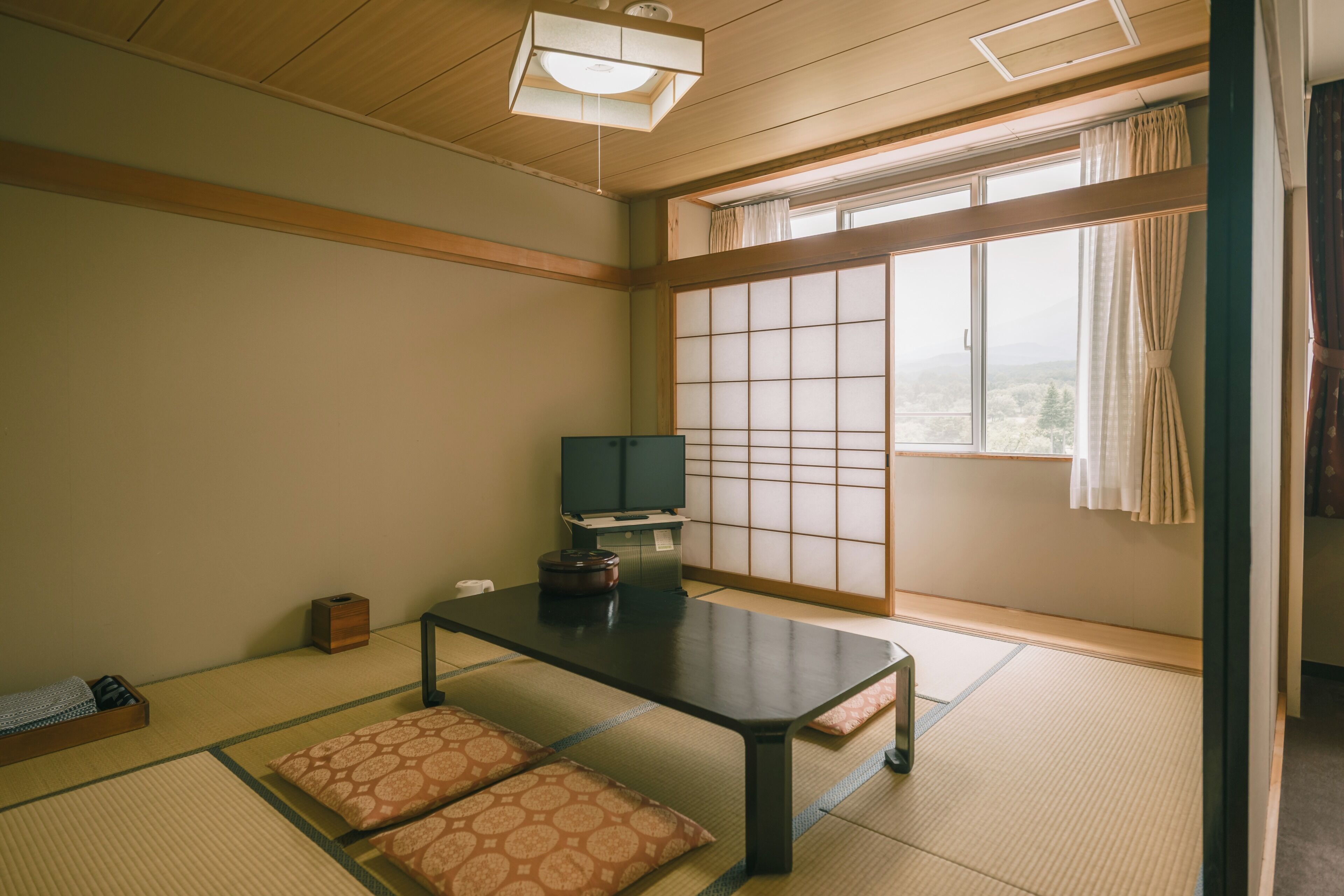 デラックス 4 人部屋 (Western Style) | デスク、ノートパソコン用作業スペース、WiFi (無料)