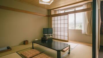 デラックス 4 人部屋 (Western Style) | デスク、ノートパソコン用作業スペース、WiFi (無料)