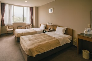 Deluxe Quadruple Room (Western Style) | Desk, laptop workspace, WiFi (free) - Myoko Sunshine Hotel (Joetsu)
