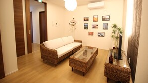 Casa (IS-1) | Área de sala de estar | Televisión de pantalla plana 