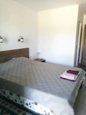 5 bedrooms, premium bedding, down duvets, memory-foam beds - Casa Renea (Sfantu Gheorghe)