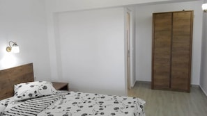 5 bedrooms, premium bedding, down duvets, memory-foam beds