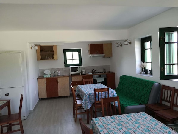 Deluxe Room, 1 Double Bed | Shared kitchen