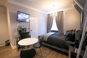 1 soverom, safe på rommet, skrivebord og strykejern/-brett