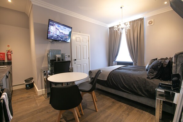 1 makuuhuone, tallelokero huoneessa, työpöytä, silitysrauta/-lauta