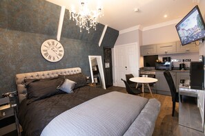 1 makuuhuone, tallelokero huoneessa, työpöytä, silitysrauta/-lauta