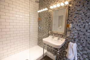 Suihku, hiustenkuivaaja, pyyhkeet, saippua