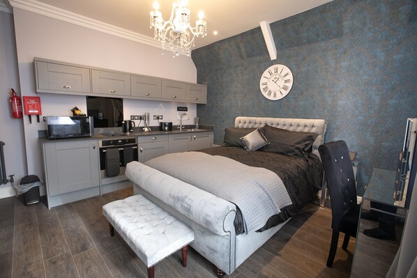 1 makuuhuone, tallelokero huoneessa, työpöytä, silitysrauta/-lauta