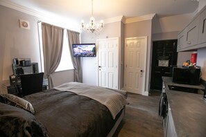 1 makuuhuone, tallelokero huoneessa, työpöytä, silitysrauta/-lauta