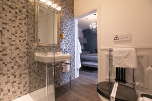 Suihku, hiustenkuivaaja, pyyhkeet, saippua