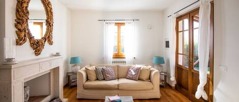 Télévision, cheminée, table de tennis de table