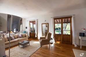 TV, peis og bordtennis