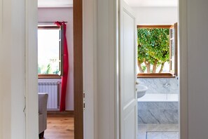 Badekar, toalettartikler (inkludert), hårføner og bidé