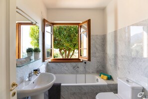 Badewanne, kostenlose Toilettenartikel, Haartrockner, Bidet