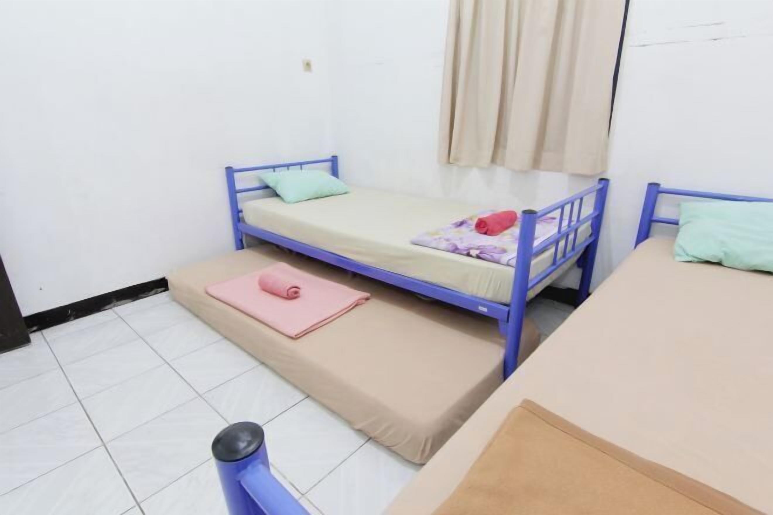 Blackout drapes, free WiFi, bed sheets