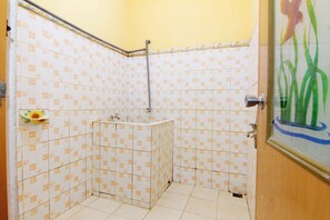 Shower, towels - Arjuna Hostel (Semarang)
