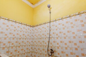 Shower, towels - Arjuna Hostel (Semarang)