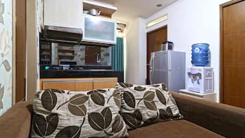32-inch LCD TV with satellite channels, TV