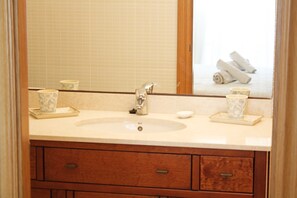 Bañera, secador de pelo, toallas y jabón