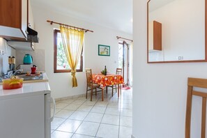 Fridge, stovetop, coffee/tea maker