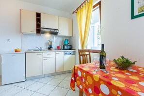Fridge, coffee/tea maker, electric kettle