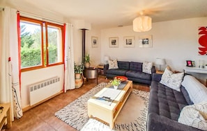 TV, fireplace, DVD player - Amazing home in Cruzy (Cruzy)