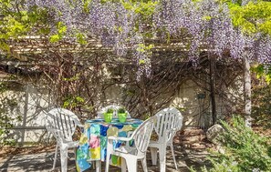 Outdoor dining - Amazing home in Cruzy (Cruzy)